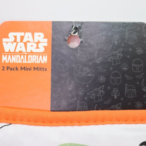 Star Wars Mandalorian Kitchen Oven Mitts Halloween New 2 Pack - Picture 2 of 3